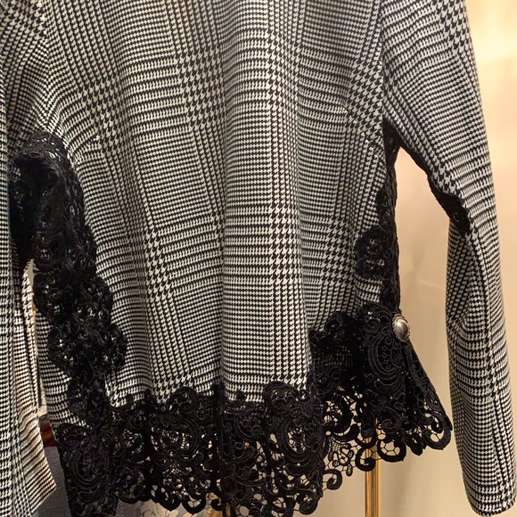 Zara top black in white with black embroidery. Excellent condition - Picture 7 of 8